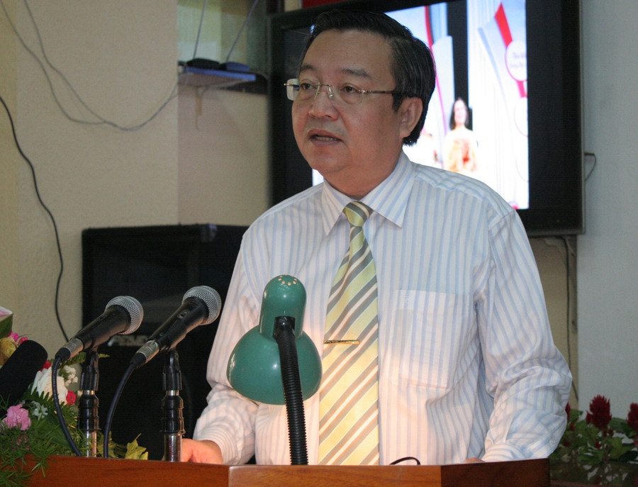 Ông Lê Hồng Sơn - Giám đốc Sở GD&ĐT TP HCM - báo cáo tham luận tại Hội nghị