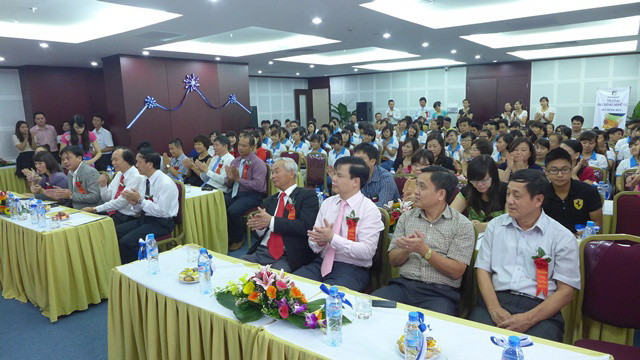 Các quan khách cùng toàn thể giảng viên, sinh viên nhà trường tham dự buổi lễ