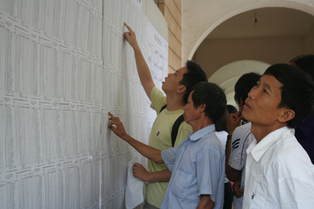 Hồi hộp xem điểm cho con