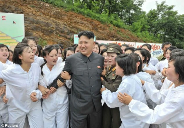 Nước mắt lại rơi khi Kim Jong – Un tới thăm trại nấm