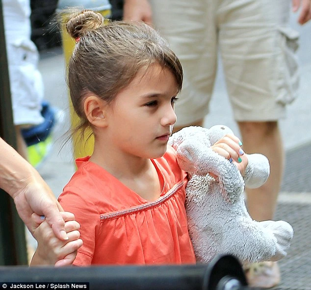 Suri Cruise kém vui theo mẹ shopping