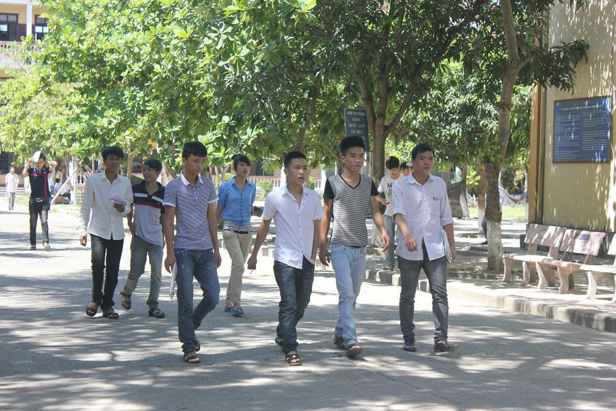 Kết thúc buổi thi môn Toán tại điểm thi Trường THPT Huỳnh Thúc Kháng (TP Vinh)