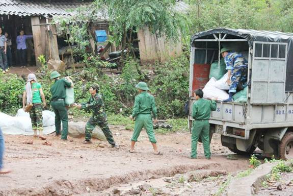 Bộ đội biên phòng Lũng Cú giúp đồng bào dân tộc Bộ đội biên phòng Lũng Cú giúp đồng bào dân tộc