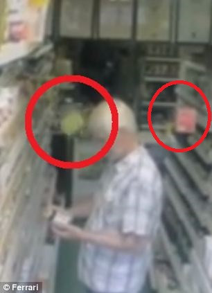 Camera ghi lại những chiếc hộp tự di chuyển Unbelievable CCTV footage from inside the small store shows boxes of tea levitating from the shelves before falling down, while the bemused shopper looks on Read more: http://www.dailymail.co.uk/news/article-2377651/The-ghost-Earl-Grey-Spooky-goings-corner-shop-CCTV-appears-boxes-teabags-floating-aisles.html#ixzz2a6pxOD1v Follow us: @MailOnline on Twitter | DailyMail on Facebook