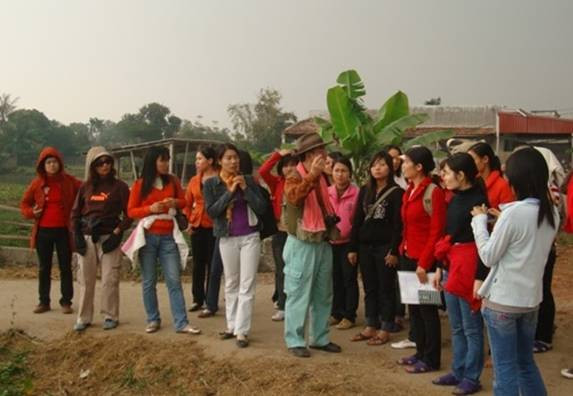 Giáo sư Sakurai Yumio trong một lần đưa sinh viên đi thực địa Giáo sư Sakurai Yumio trong một lần đưa sinh viên đi thực địa