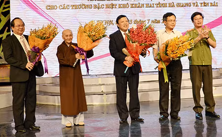 Trao quà từ thiện của ni sư Thích Nữ Diệu Nghĩa và NXB Giáo dục cho học sinh nghèo Hà Giang và Yên Bái