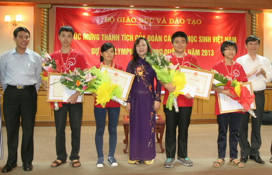 Thứ trưởng Bộ GD&ĐT Nguyễn Thị Nghĩa chúc mừng thành tích của đoàn học sinh Việt Nam dự Olympic Sinh học quốc tế năm 2013