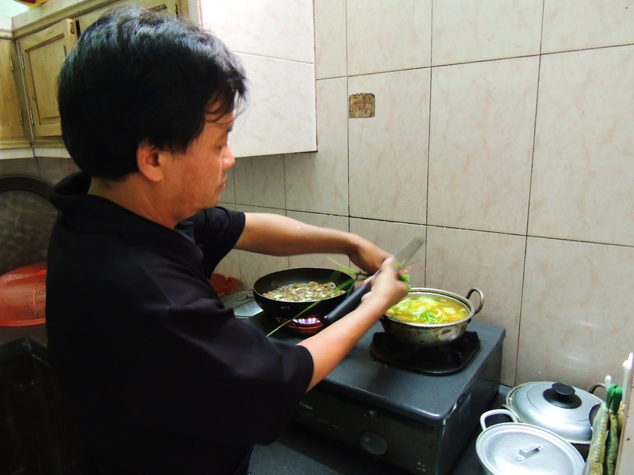 Thầy Lê Đình Quang tự tay nấu ăn cho các sĩ tử ở trong nhà mình