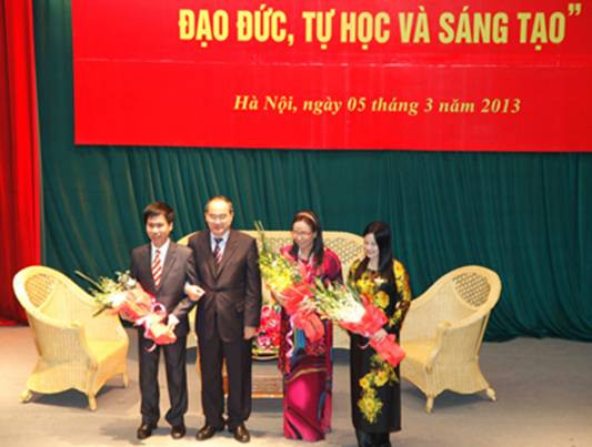 Phó Thủ tướng Nguyễn Thiện Nhân và các tấm gương tiêu biểu của Công đoàn Giáo dục Thủ đô Phó Thủ tướng Nguyễn Thiện Nhân và các tấm gương tiêu biểu của Công đoàn Giáo dục Thủ đô