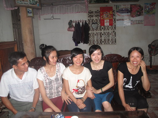 Bố mẹ, các chị của Hải rất tự hào về con, em mình (Hải mặc áo trắng ngồi giữa)