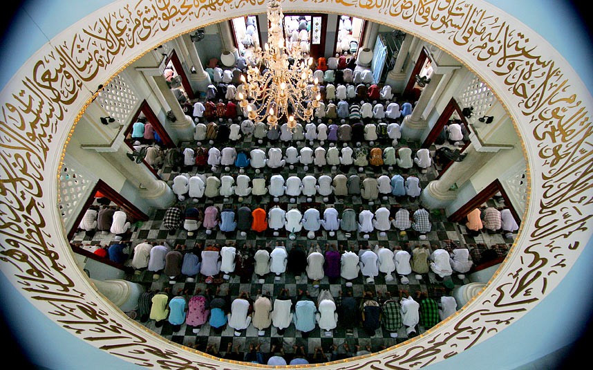 Những tín đồ Hồi giáo Thái Lan cầu nguyện tại Nhà thờ trung tâm Pattani nhân tháng Ramadan ở Pattani. Thai Muslims pray at the Pattani Central Mosque to mark the holy month of Ramadan in Pattani.