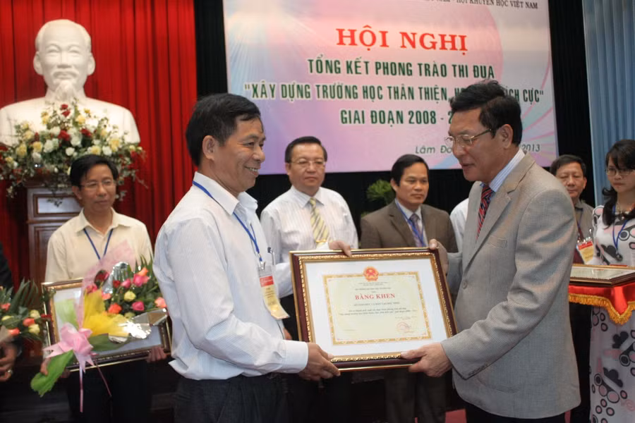 Bộ trưởng Phạm Vũ Luận tặng bằng khen cho các tập thể có thành tích xuất sắc