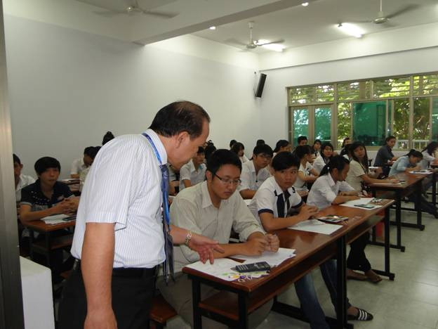 Ông Hà Hữu Phúc kiểm tra thông tin ghi trên giấy thi của thí sinh Ông Hà Hữu Phúc kiểm tra thông tin ghi trên giấy thi của thí sinh