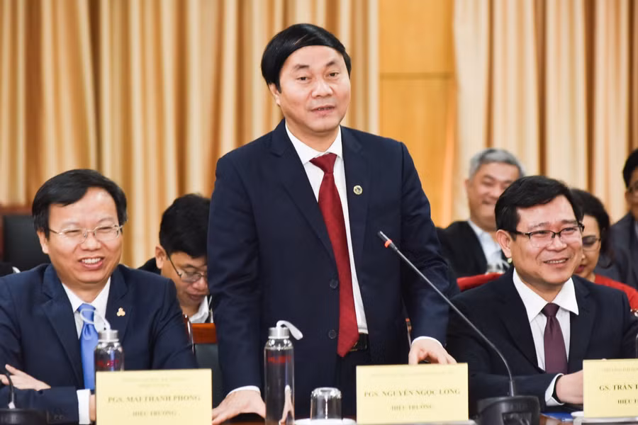 PGS.TS Nguyễn Ngọc Long - Hiệu trưởng Trường ĐH Giao thông vận tải (Hà Nội) phát biểu thảo luận tại Lễ ký kết.