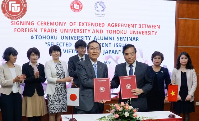 Lãnh đạo 2 trường trao thoả ước ký kết