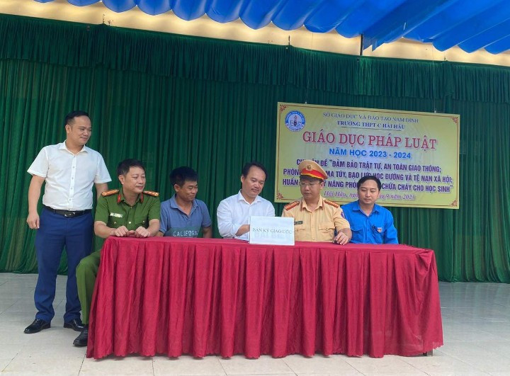 Nhà trường phối hợp với các lực lượng ở địa phương tăng cường các hoạt động ngoại khóa. Nhà trường phối hợp với các lực lượng ở địa phương tăng cường các hoạt động ngoại khóa.