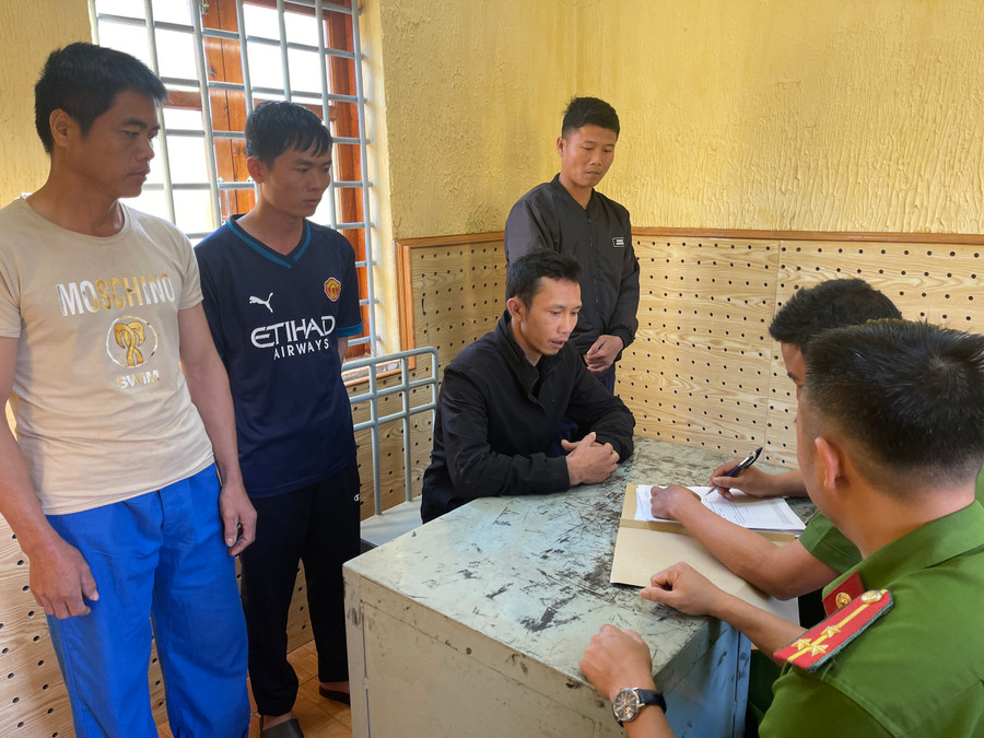 Các đối tượng tại cơ quan công an. Các đối tượng tại cơ quan công an.