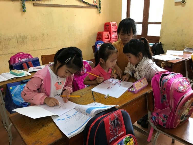 Niềm vui được đi học với những trẻ em H"Mông ở vùng cao Yên Bái. Niềm vui được đi học với những trẻ em H"Mông ở vùng cao Yên Bái.