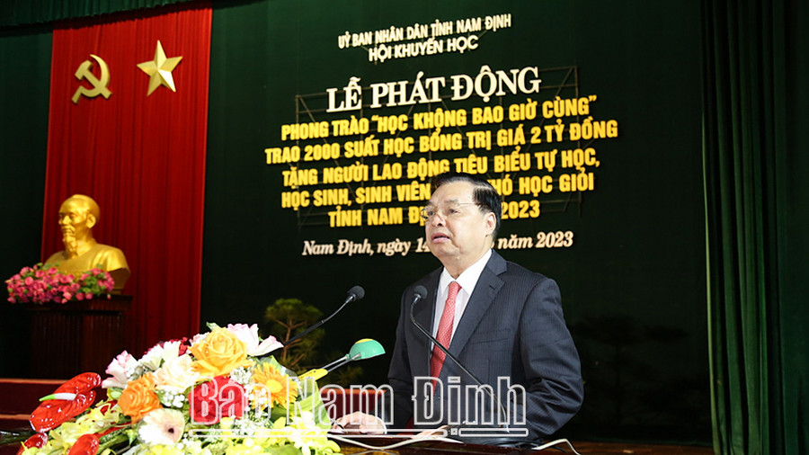 Đồng chí Lê Mạnh Hùng, Phó Chủ tịch kiêm Tổng thư ký Hội Khuyến học Việt Nam phát biểu tại buổi lễ. Đồng chí Lê Mạnh Hùng, Phó Chủ tịch kiêm Tổng thư ký Hội Khuyến học Việt Nam phát biểu tại buổi lễ.