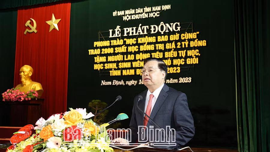 Đồng chí Lê Mạnh Hùng, Phó Chủ tịch kiêm Tổng thư ký Hội Khuyến học Việt Nam phát biểu tại buổi lễ. Đồng chí Lê Mạnh Hùng, Phó Chủ tịch kiêm Tổng thư ký Hội Khuyến học Việt Nam phát biểu tại buổi lễ.