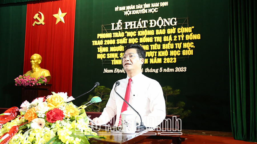 Đồng chí Trần Anh Dũng, Ủy viên Ban TVTU, Phó Chủ tịch Thường trực UBND tỉnh phát động phong trào "Học không bao giờ cùng". Đồng chí Trần Anh Dũng, Ủy viên Ban TVTU, Phó Chủ tịch Thường trực UBND tỉnh phát động phong trào "Học không bao giờ cùng".