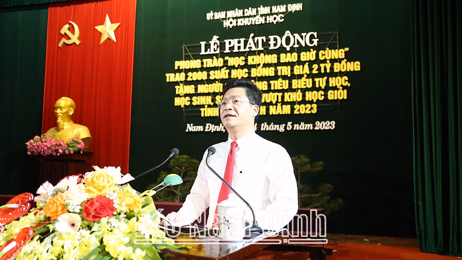 Đồng chí Trần Anh Dũng, Ủy viên Ban TVTU, Phó Chủ tịch Thường trực UBND tỉnh phát động phong trào "Học không bao giờ cùng". Đồng chí Trần Anh Dũng, Ủy viên Ban TVTU, Phó Chủ tịch Thường trực UBND tỉnh phát động phong trào "Học không bao giờ cùng".