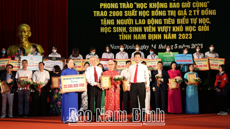Đồng chí Phó Chủ tịch thường trực UBND tỉnh Trần Anh Dũng tiếp nhận ủng hộ từ các nhà tài trợ. Đồng chí Phó Chủ tịch thường trực UBND tỉnh Trần Anh Dũng tiếp nhận ủng hộ từ các nhà tài trợ.