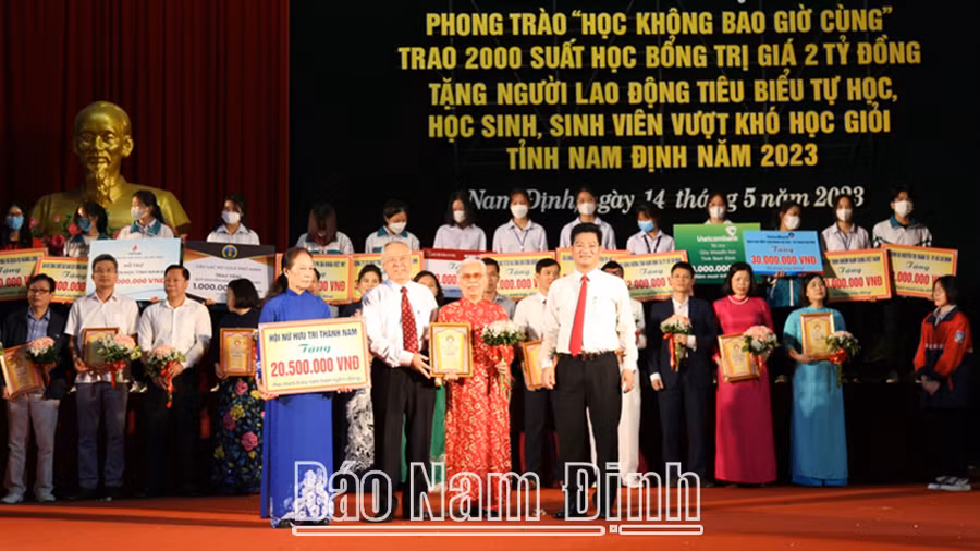 Đồng chí Phó Chủ tịch thường trực UBND tỉnh Trần Anh Dũng tiếp nhận ủng hộ từ các nhà tài trợ. Đồng chí Phó Chủ tịch thường trực UBND tỉnh Trần Anh Dũng tiếp nhận ủng hộ từ các nhà tài trợ.