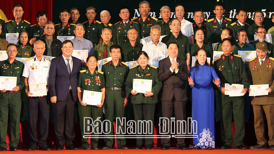 Các đồng chí: Bí thư Tỉnh ủy Phạm Gia Túc; Phó Chủ tịch kiêm Tổng thư ký Hội Khuyến học Việt Nam Lê Mạnh Hùng và các đồng chí lãnh đạo tỉnh trao học bổng cho người lao động. Các đồng chí: Bí thư Tỉnh ủy Phạm Gia Túc; Phó Chủ tịch kiêm Tổng thư ký Hội Khuyến học Việt Nam Lê Mạnh Hùng và các đồng chí lãnh đạo tỉnh trao học bổng cho người lao động.