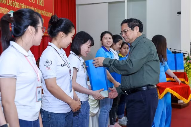 Thủ tướng Phạm Minh Chính và đoàn đại biểu Quốc hội Cần Thơ trao quà, động viên 300 công đoàn viên và công nhân lao động có hoàn cảnh khó khăn - Ảnh: VGP/Nhật Bắc