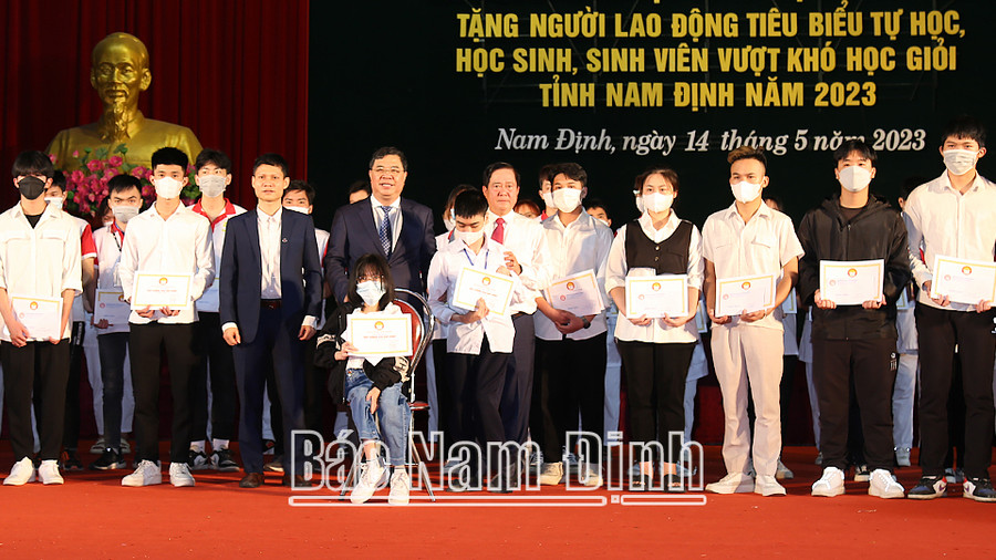 Các đồng chí: Phạm Gia Túc, Ủy viên BCH Trung ương Đảng, Bí thư Tỉnh ủy; Lê Mạnh Hùng, Phó Chủ tịch kiêm Tổng thư ký Hội Khuyến học Việt Nam trao học bổng cho học sinh, sinh viên. Các đồng chí: Phạm Gia Túc, Ủy viên BCH Trung ương Đảng, Bí thư Tỉnh ủy; Lê Mạnh Hùng, Phó Chủ tịch kiêm Tổng thư ký Hội Khuyến học Việt Nam trao học bổng cho học sinh, sinh viên.