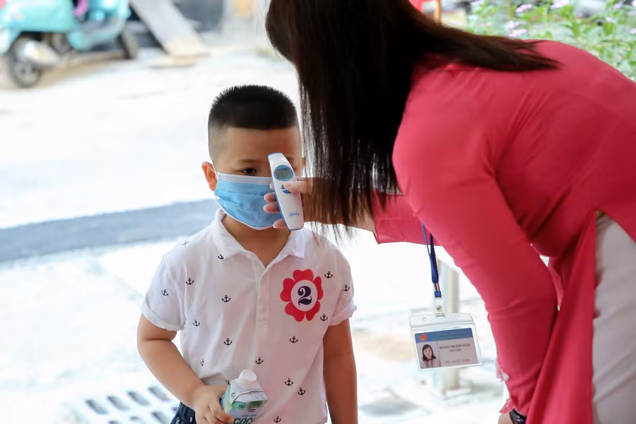 Học sinh Hà Nội đeo khẩu trang hồ hởi tựu trường ảnh 5