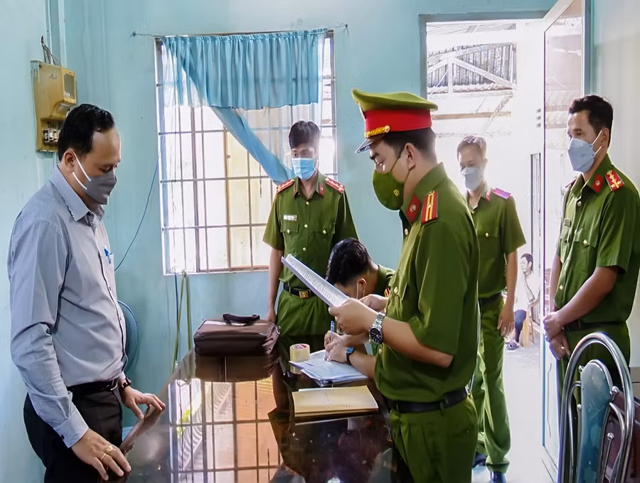 Công an tỉnh Vĩnh Long tống đạt quyết định khởi tố bị canvà thi hành lệnh bắt tạm giam đối với Trần Anh Tuấn.