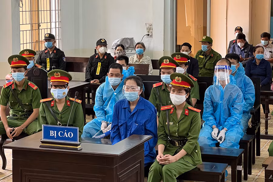 Trùm buôn lậu Nguyễn Thị Kim Hạnh (tức Mười Tường) và 4 đàn em tại phiên toà xét xử. Ảnh: Thiện Chí