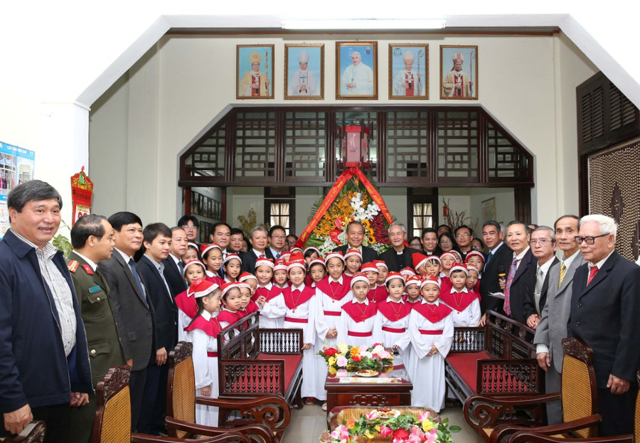 Phó Thủ tướng Trương Hòa Bình thăm và chúc mừng bà con giáo dân Giáo xứ chính tòa Phủ Cam, thành phố Huế. Ảnh VG