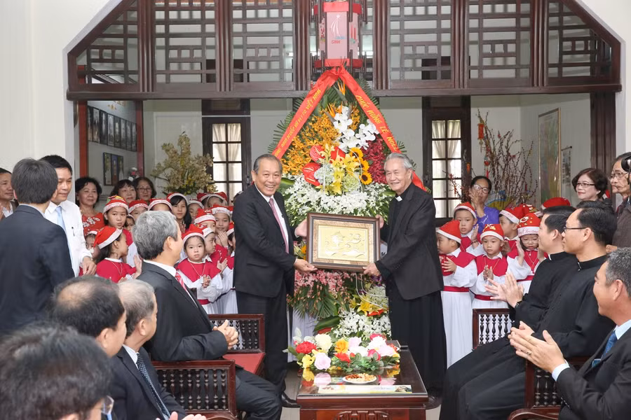 Phó Thủ tướng Trương Hòa Bình thăm và chúc mừng bà con giáo dân Giáo xứ chính tòa Phủ Cam, thành phố Huế. Ảnh VGP Phó Thủ tướng Trương Hòa Bình thăm và chúc mừng bà con giáo dân Giáo xứ chính tòa Phủ Cam, thành phố Huế. Ảnh VGP