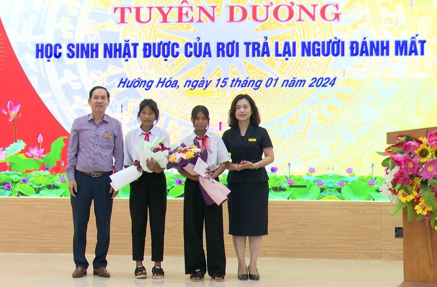 Lãnh đạo Phòng GD&ĐT khen ngợi 2 học sinh. Ảnh: Khánh Hưng Lãnh đạo Phòng GD&ĐT khen ngợi 2 học sinh. Ảnh: Khánh Hưng