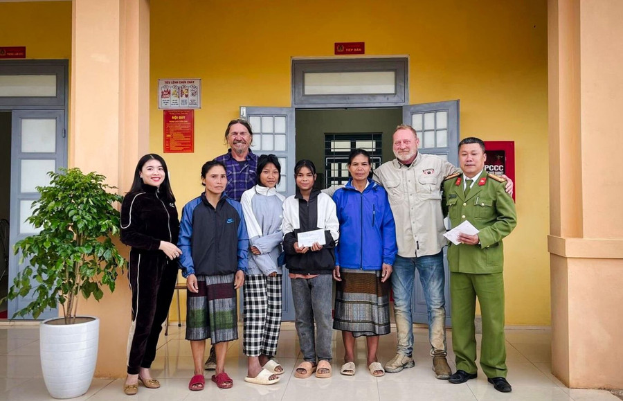 Trước sự chứng kiến của Công an xã Hướng Phùng, huyện Hướng Hóa, phụ huynh cùng 2 học sinh trao lại toàn bộ tài sản cho du khách Mỹ. Trước sự chứng kiến của Công an xã Hướng Phùng, huyện Hướng Hóa, phụ huynh cùng 2 học sinh trao lại toàn bộ tài sản cho du khách Mỹ.