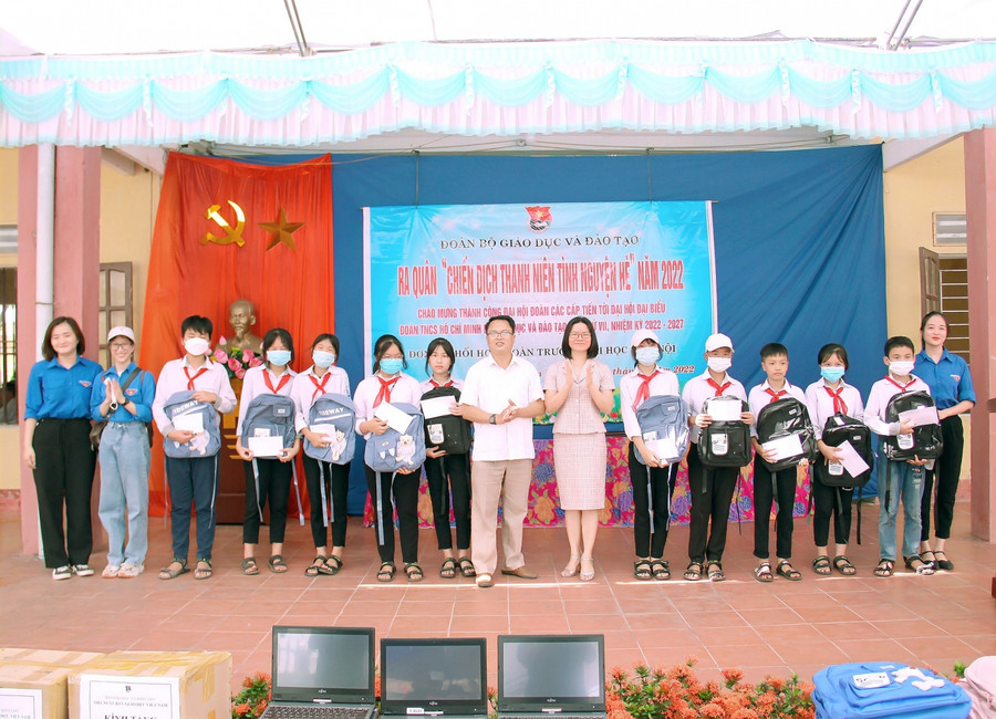 Đ/c Vũ Thị Hạnh - Phó bí thư thường trực Đảng ủy Bộ Giáo dục và Đào tạo và Đ/c Trần Văn Long - Phó bí thư Đảng ủy, Chủ tịch UBND xã Minh Thuận tặng các suất học bổng cho học sinh vượt khó học giỏi.