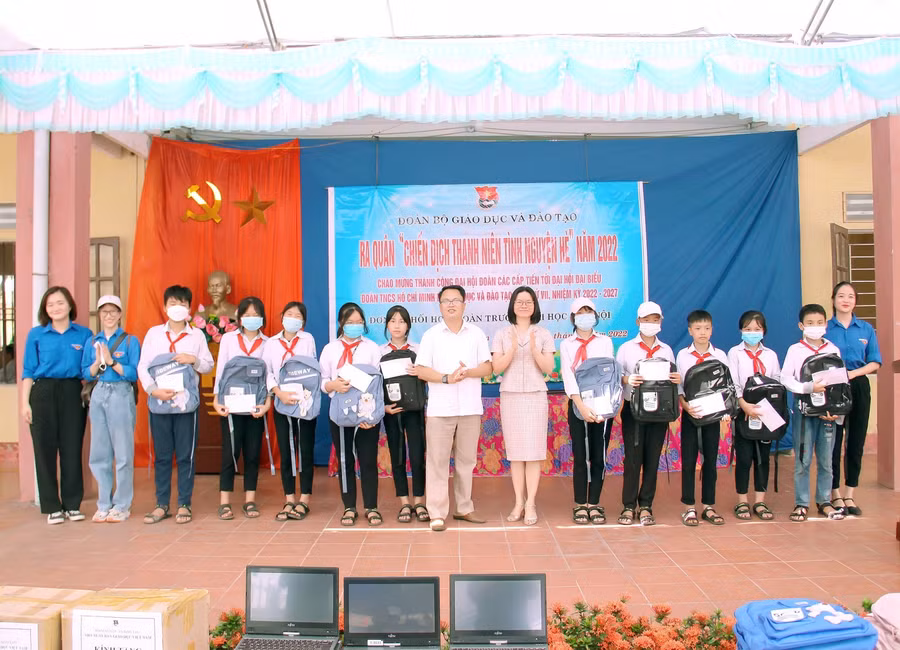 Đ/c Vũ Thị Hạnh - Phó bí thư thường trực Đảng ủy Bộ Giáo dục và Đào tạo và Đ/c Trần Văn Long - Phó bí thư Đảng ủy, Chủ tịch UBND xã Minh Thuận tặng các suất học bổng cho học sinh vượt khó học giỏi.