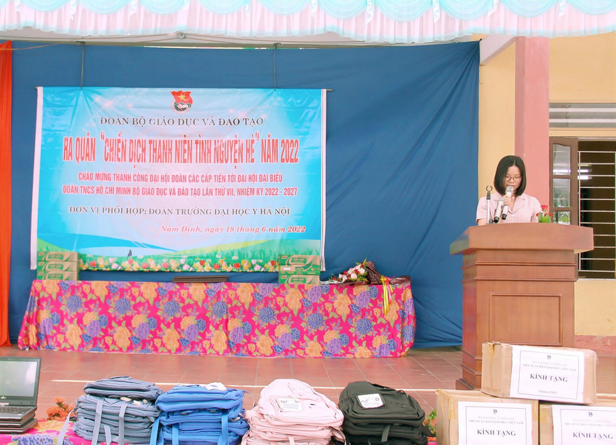 Đ/c Vũ Thị Hạnh - Phó Bí thư thường trực Đảng ủy Bộ Giáo dục và Đào tạo phát biểu chỉ đạo.