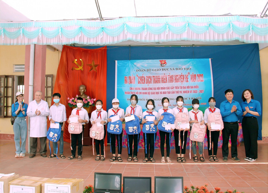 Đ/c Nguyễn Văn Đại - Phó bí thư Đoàn Bộ GD&amp;ĐT và Đ/c Nguyễn Văn Khương - Nguyên Giảng viên Đại học Y Hà Nội trao tặng các suất học bổng cho học sinh vượt khó học giỏi.