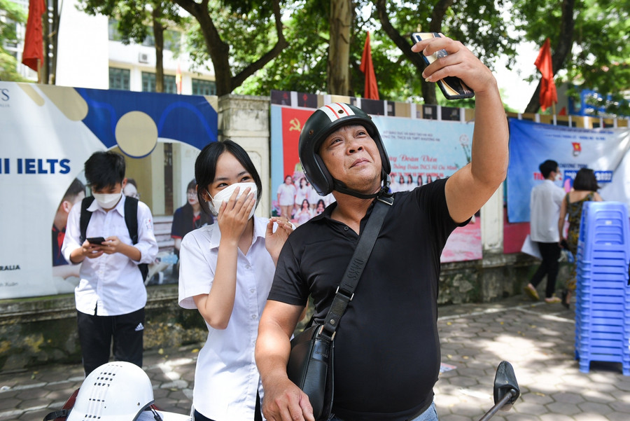 Hay đến những hình ảnh đáng yêu của những bậc phụ huynh khi con em mình kết thúc những môn thi.