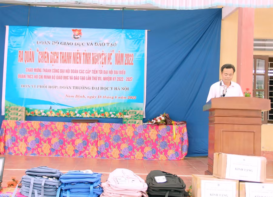 Đ/c Nguyễn Đình Dũng - Bí thư Đảng ủy xã Minh Thuận, huyện Vụ Bản, tỉnh Nam Định phát biểu.