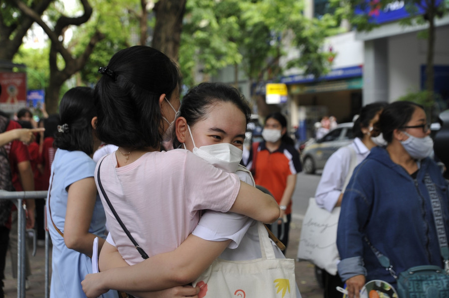 Mặc cho những giọt mồ hôi lăn dài bởi nắng nóng, các bố mẹ vẫn trao cho con những cái ôm hôn như một cách để truyền đi sự tự tin, những hy vọng và sự vững tin trước kì thi quan trọng.
