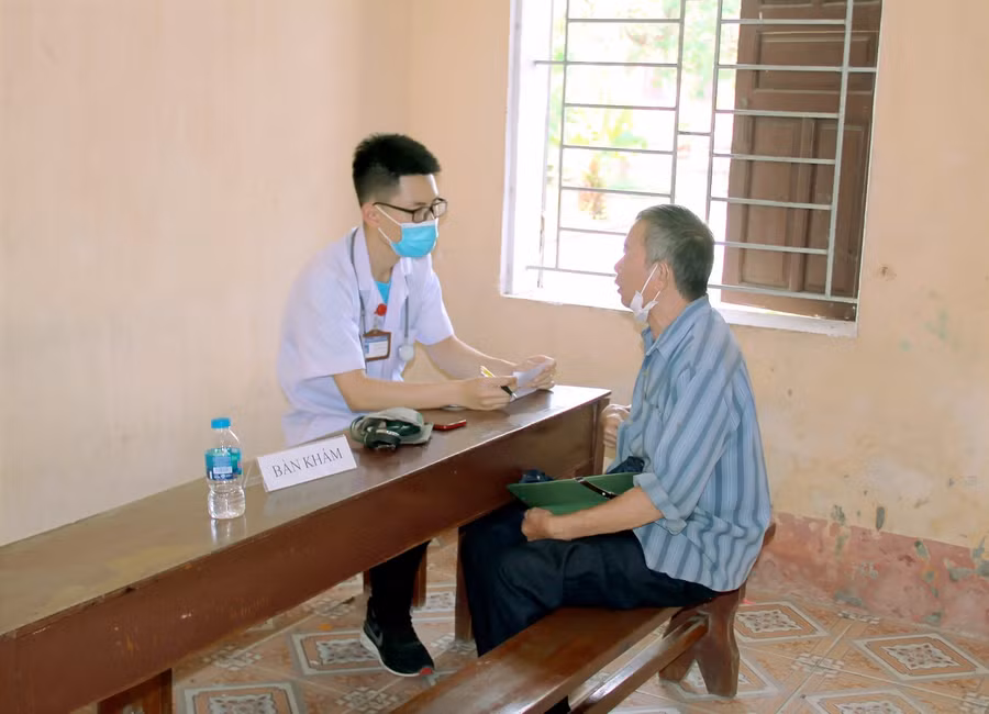 Các bác sĩ của Đoàn thanh niên Đại học Y Hà Nội tư vấn, khám chữa bệnh cho người dân thuộc gia đình chính sách tại địa phương.