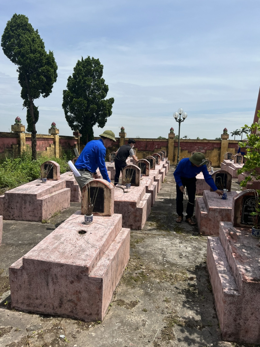 Cũng trong khuôn khổ chương trình, đoàn đã đến thắp hương tri ân các Anh hùng liệt sĩ và dọn vệ sinh, chỉnh trang khuôn viên nghĩa trang địa phương.