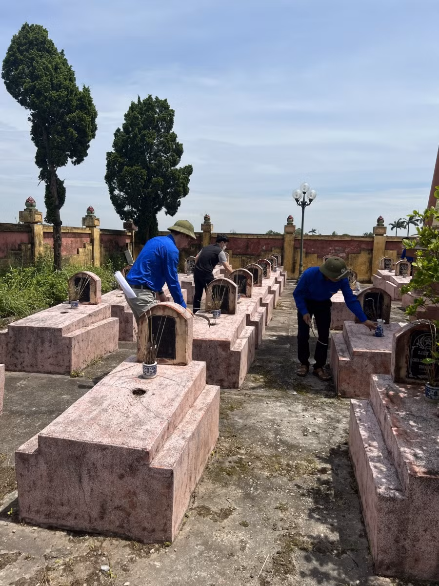 Cũng trong khuôn khổ chương trình, đoàn đã đến thắp hương tri ân các Anh hùng liệt sĩ và dọn vệ sinh, chỉnh trang khuôn viên nghĩa trang địa phương.