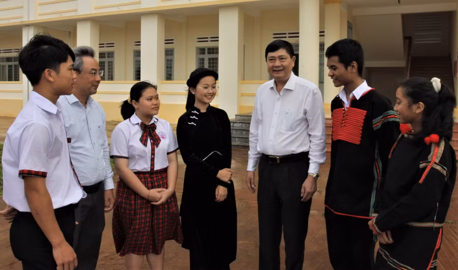 Ông Phạm Đăng Khoa, Giám đốc Sở GD&amp;ĐT (thứ 3 từ phải qua) động viện thầy và trò Trường THPT DTNT Đam San. (Ảnh: TT)