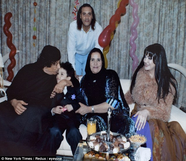Con gái Gaddafi đã gọi điện cho cha mình khi ông bị bắt ảnh 3 Gaddafi cuddles a young relative as wife Safia, centre, son Mutassim, and another female family member look on Read more: http://www.dailymail.co.uk/news/article-2051958/Gaddafi-dead-video-Widow-demands-UN-inquiry-husbands-killing.html#ixzz1bTFsOXTF